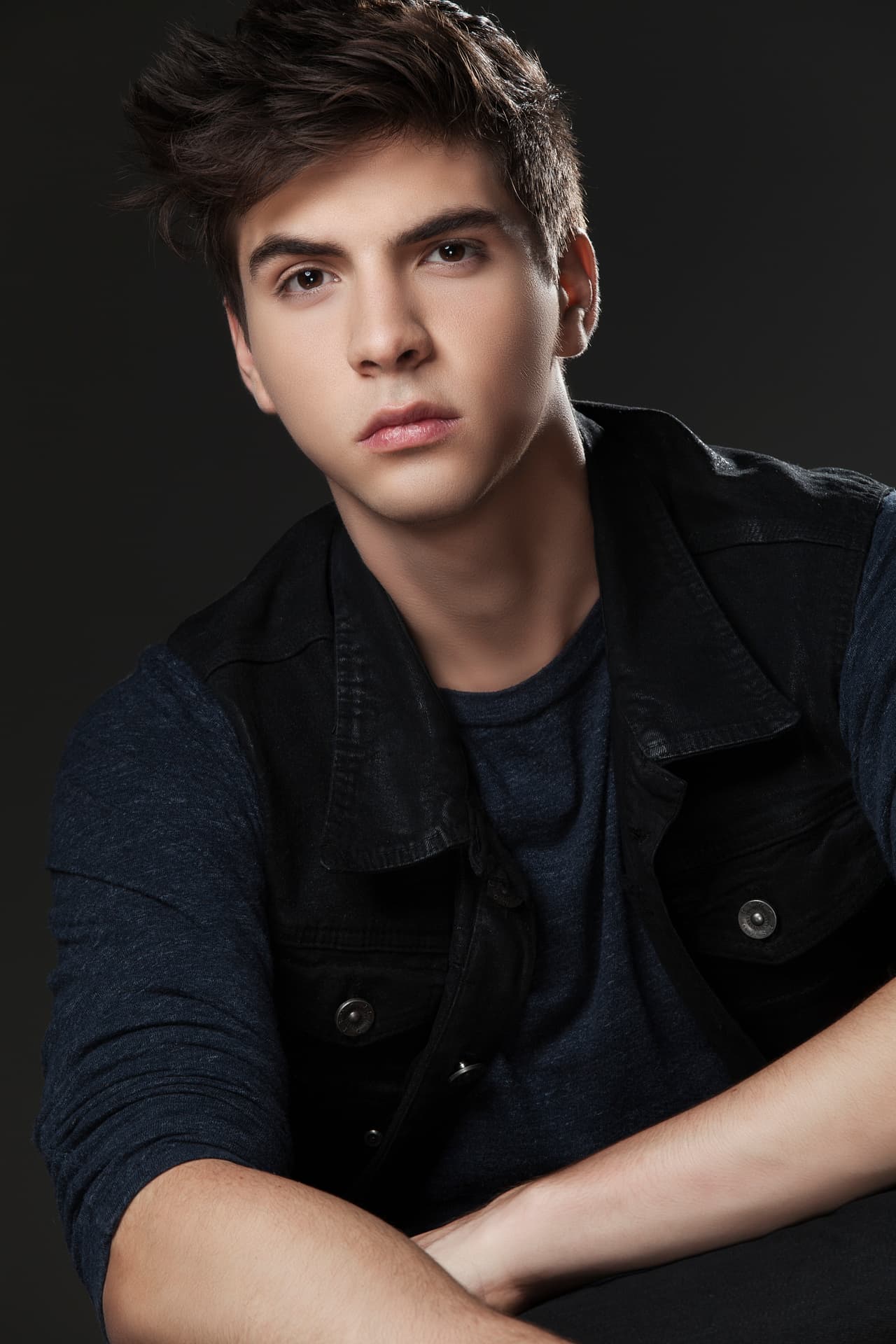 A Johann le pone de mal humor el tráfico, le encanta la comida japonesa y su héroe es SpiderMan.