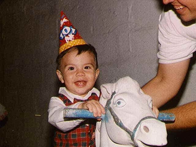 A Johann le pone de mal humor el tráfico, le encanta la comida japonesa y su héroe es SpiderMan.