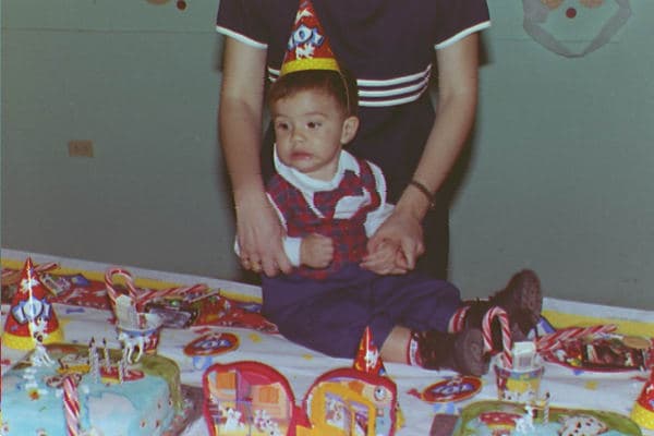 A Johann le pone de mal humor el tráfico, le encanta la comida japonesa y su héroe es SpiderMan.