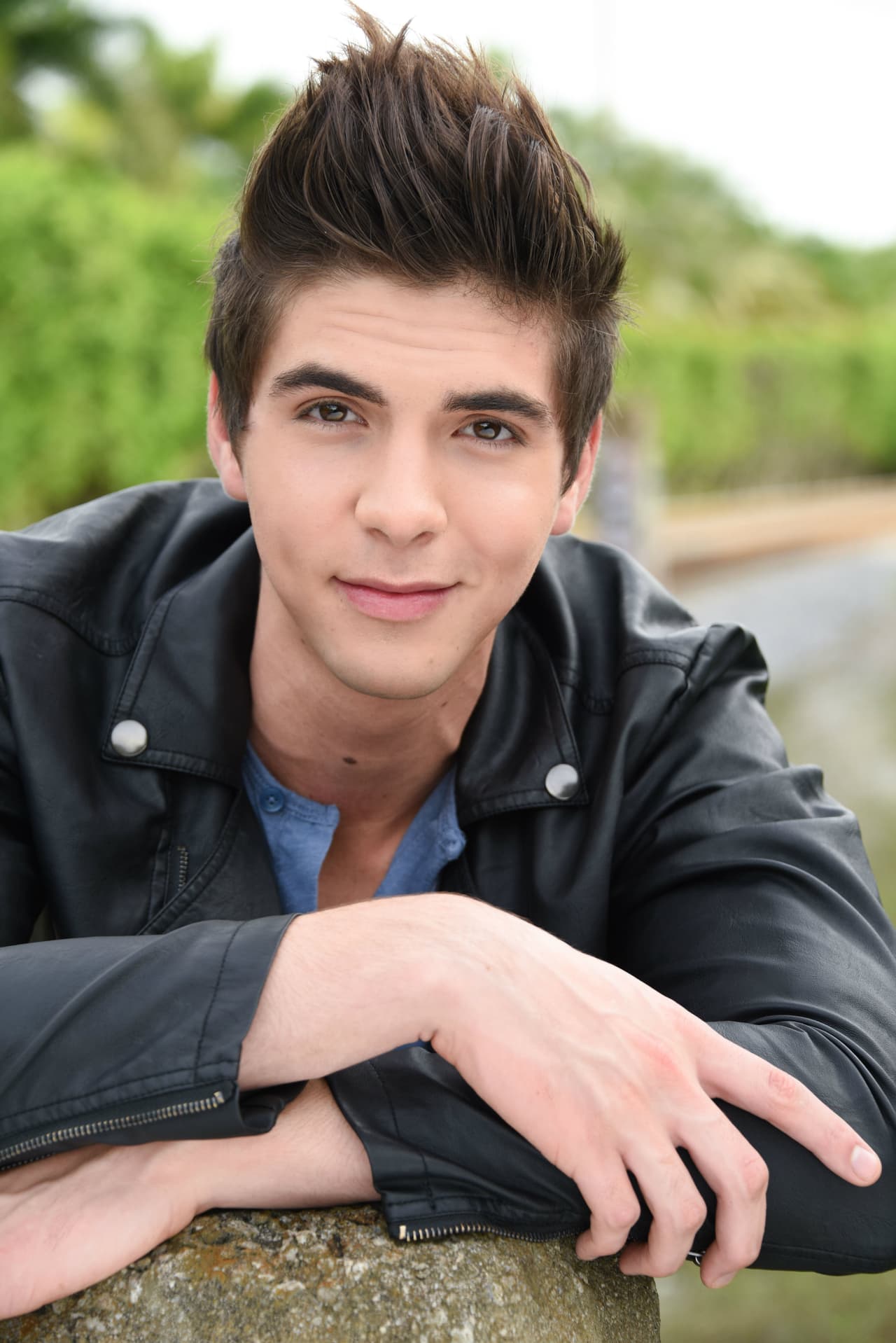 A Johann le pone de mal humor el tráfico, le encanta la comida japonesa y su héroe es SpiderMan.