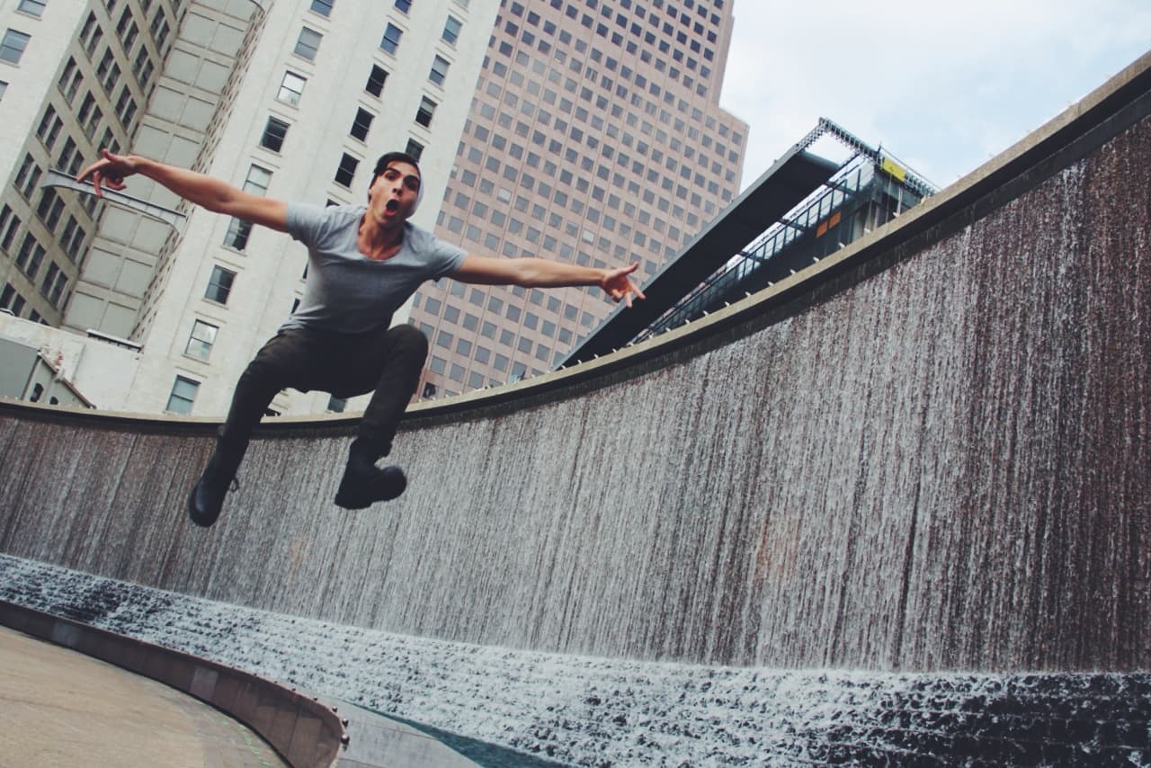 A Johann le pone de mal humor el tráfico, le encanta la comida japonesa y su héroe es SpiderMan.