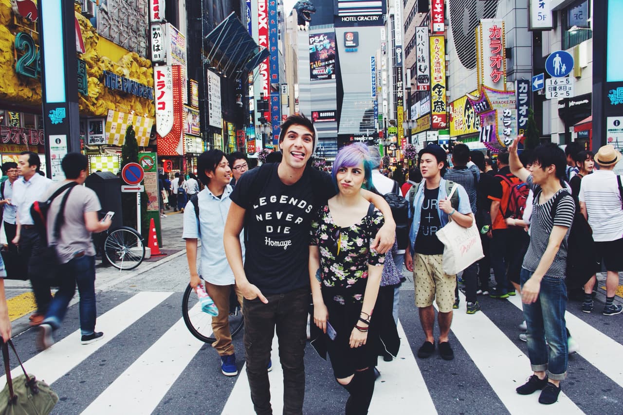 A Johann le pone de mal humor el tráfico, le encanta la comida japonesa y su héroe es SpiderMan.