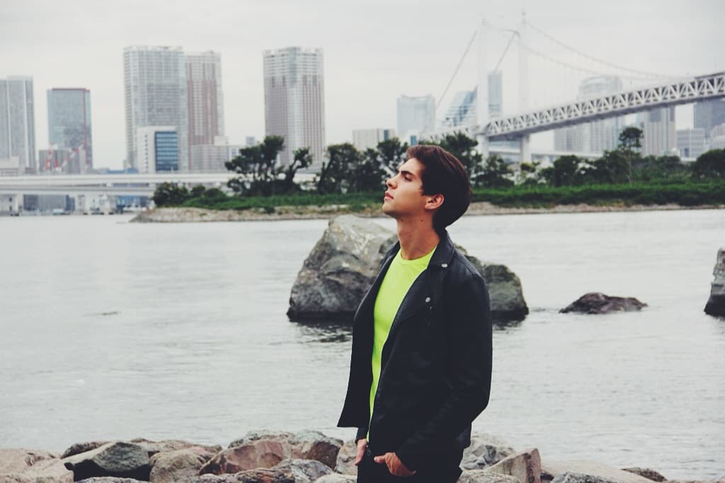 A Johann le pone de mal humor el tráfico, le encanta la comida japonesa y su héroe es SpiderMan.