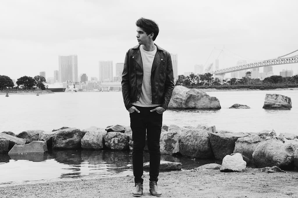 A Johann le pone de mal humor el tráfico, le encanta la comida japonesa y su héroe es SpiderMan.