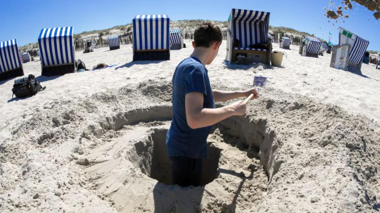 Preocupa tendencia de TikTok de dejar agujeros gigantes en playas