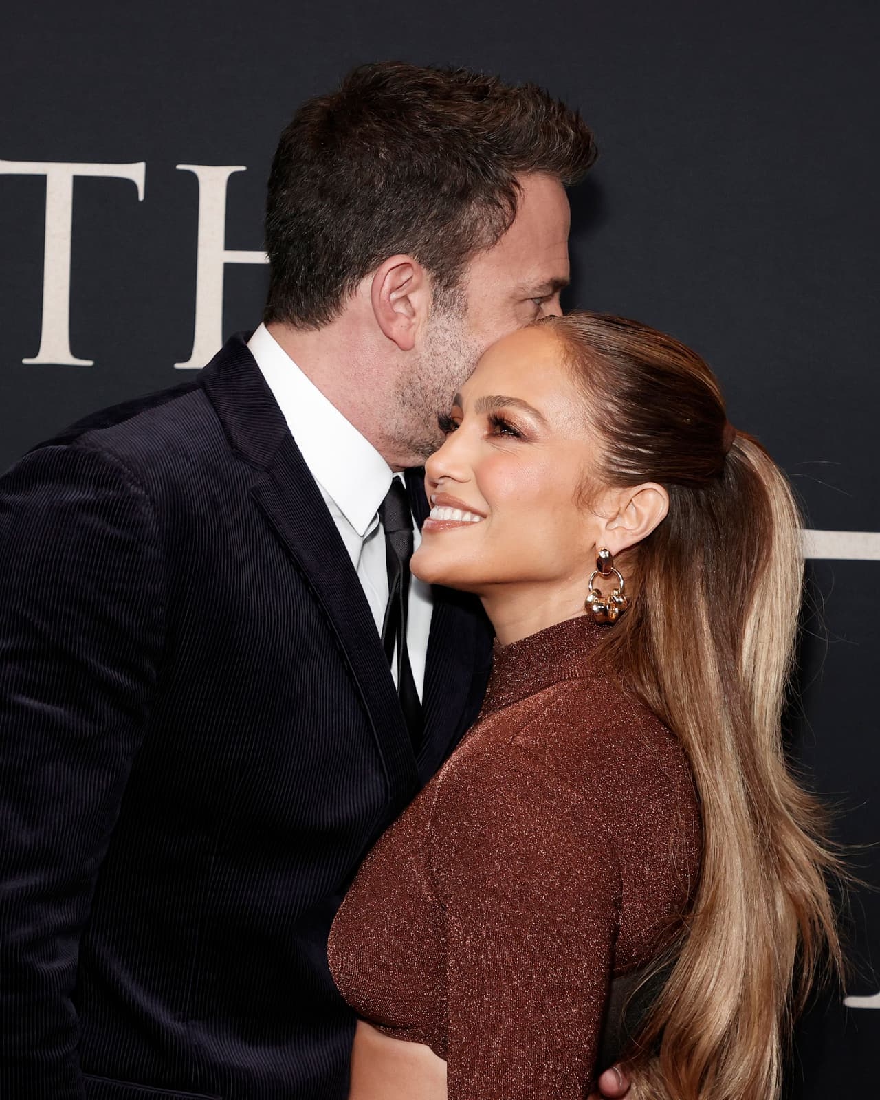 La noche de este sábado, la pareja parecía 
<b><a href="https://www.univision.com/famosos/jlo-y-ben-affleck-imitan-en-2021-las-fotos-que-les-tomaron-cuando-eran-novios-hace-20-anos-video" target="_blank">no tener empacho en mostrar su romance</a></b> en la alfombra roja.
<br>