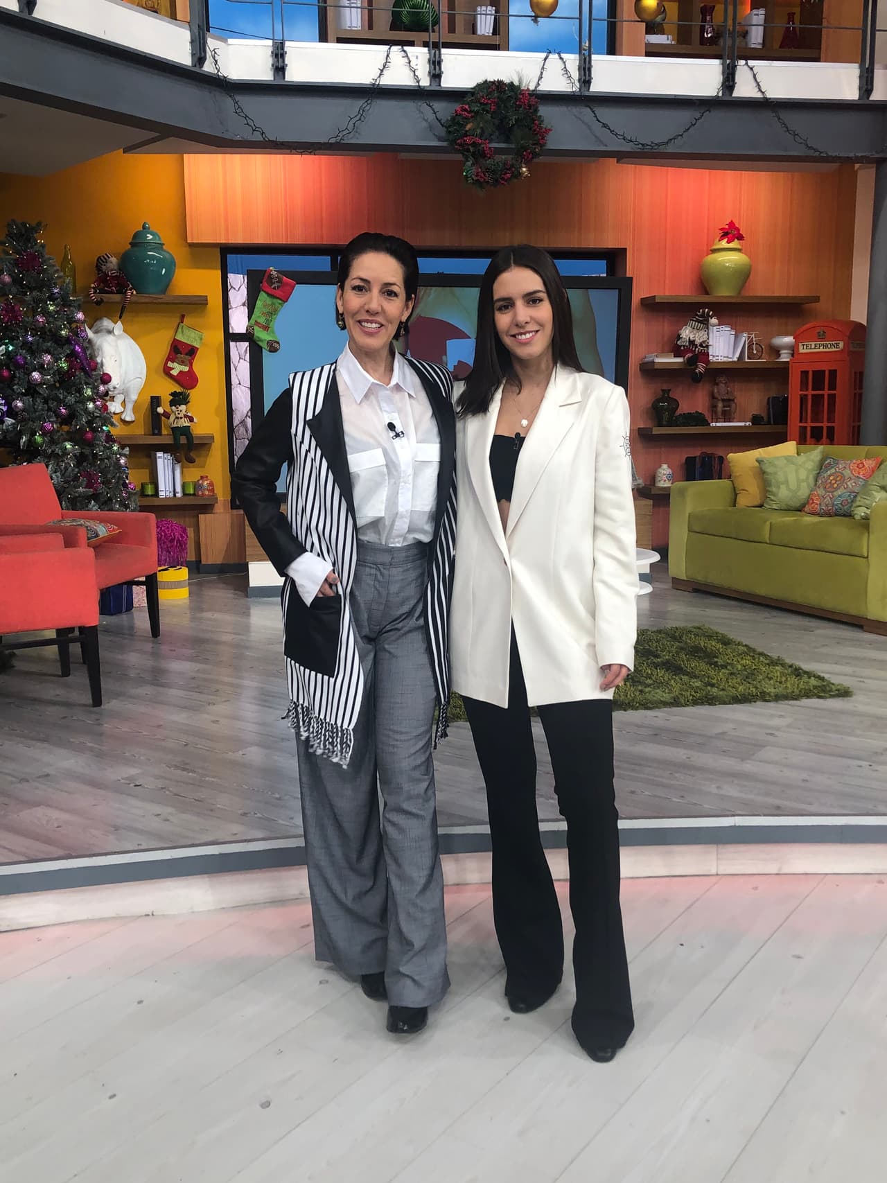 Stephanie Salas orgullosa de su hija Camila Valero, quien debuta como protagonista en 'La historia de Juana'. Las dos lucen igualitas.