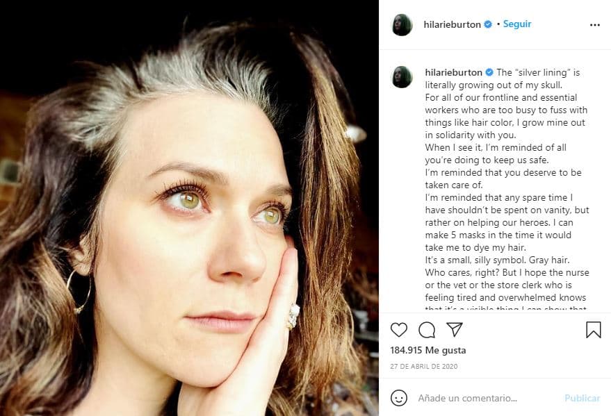 "Pelo canoso. A quién le importa, ¿verdad? Pero espero que la enfermera o el veterinario o el empleado de la tienda que se siente cansado y abrumado sepa que es algo visible que puedo mostrar que dice: 'Estoy contigo'", escribió la actriz de 38 años.