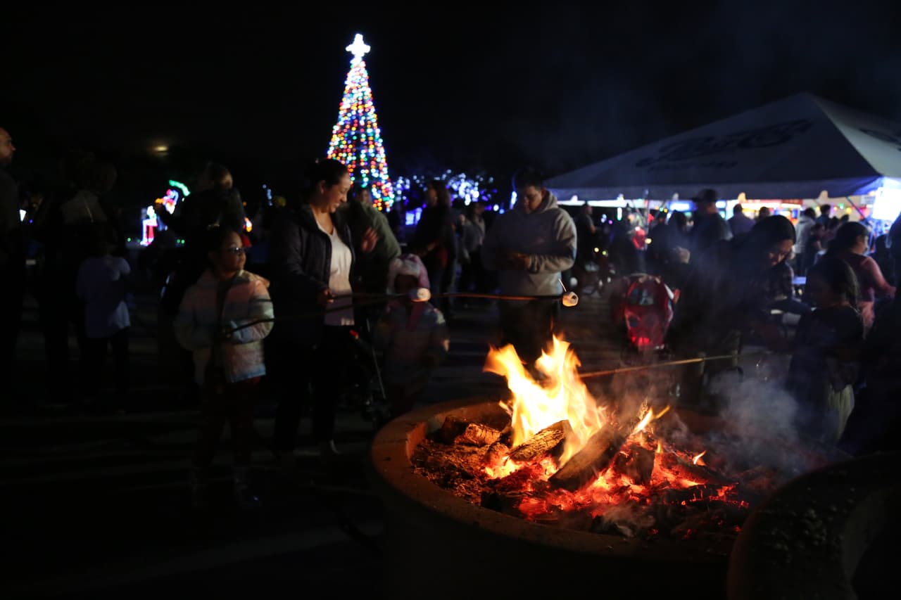 En el recorrido del festival de luces, las familias encontrarán esta fogata para asar malvaviscos con sus niños.