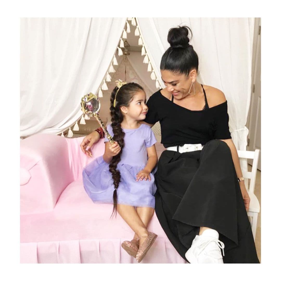 La pequeña de Ana Patricia y Millie son amigas, juntas comparten historias de fantasía; la hairstylist de celebridades le cuenta secretos de las princesas a las que les da servicio mientras le arregla el cabello con increíbles peinados dignos de la realeza de Disney. Ana Patricia y la estilista apuntaron en Instagram que pronto tendrán una sorpresa para los usuarios de esta red social junto a Giulietta.