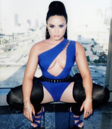 <b>Lovato</b> buscó ayuda por el abuso de sustancias, ya que dijo "no podía estar sin cocaína por media a una hora". Hasta consumía droga mientras viajaba en aviones.