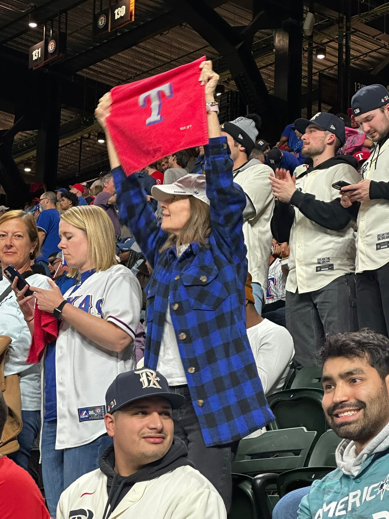 Aficionados han llenado el Globe Life Field como si estuvieran jugando en Arlington, Texas.