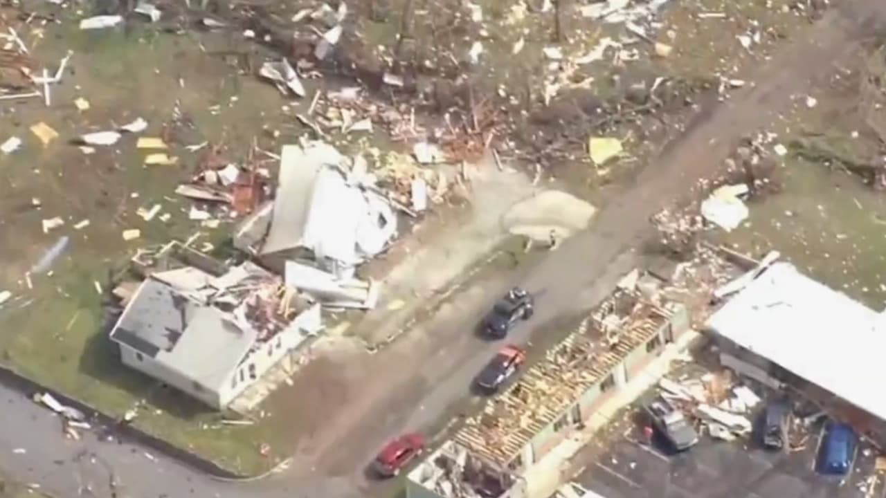 Los estragos causados por tornados en el sur y Medio Oeste de EEUU: millones continúan en zonas de "alto riesgo"