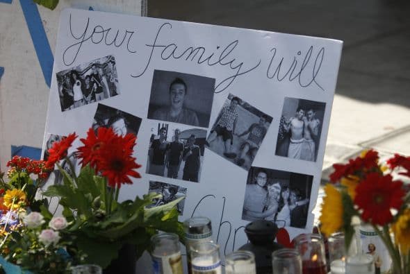 Otros rendían honor a las víctimas con fotografías.