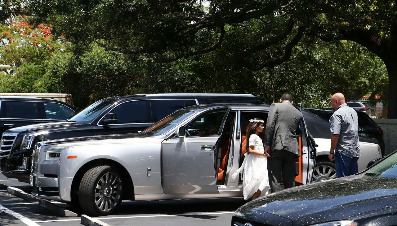 La familia llegó al lugar de la fiesta en un Rolls Royce Phantom color plata.