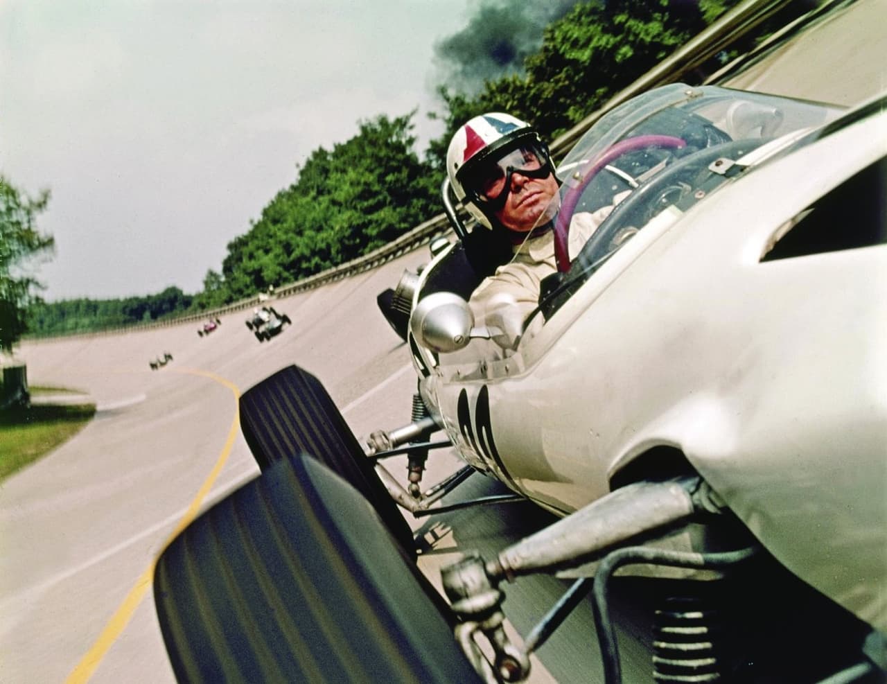 <b>Grand Prix (1966):</b> Estrenada hace 50 años esta película es aún el estándar en filmación de escenas de velocidad, así como mi favorita en esta lista. Gran Prix fue filmada durante las carreras de la
<b>temporada 1966 de Fórmula 1</b>, para lo que el director John Frankenheimer tuvo que obtener un permiso especial. La acción se siente real porque lo es y para eso no hay sustituto. Parte del pietaje en las carreras fue capturado por cámaras a bordo de un par de
<b>Ford GT40</b> conducidos nada menos que por los campeones Phil Hill y Dan Gurney. La directiva de la Fórmula 1 no quedó contenta con la experiencia por lo que probablemente nunca otra película será filmada durante carreras válidas de la disciplina.