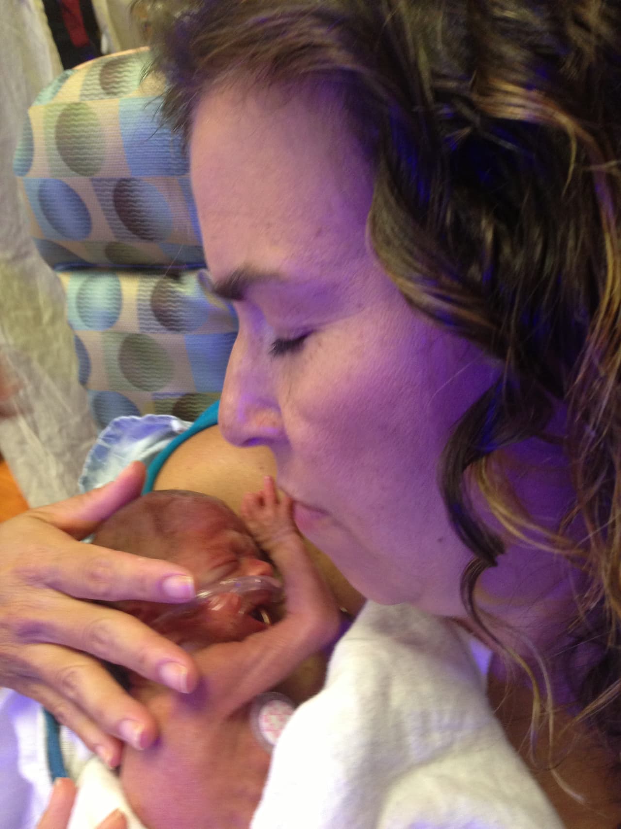 <b>Alejandro nació de 25 semanas. </b>Solo pesaba una libra, 13 onzas y media, 17 pulgadas y desde los primeros días mostró los signos del Sturge-Weber, un síndrome vascular que afecta el cerebro. Durante cuatro meses vivió en las salas de cuidados intensivos pediátricos del Jersey Shore Medical Center, en Neptune, NJ, y en el Children's Hospital of Philadelphia (CHOP). El 31 de julio, Ale cumplirá cinco años y decidimos crear una 
<a href="https://www.gofundme.com/ale-s5thbirthdaywish/donate">campaña pro fondos</a> para darle "tres regalos" que le permitirán tener una mejor calidad de vida.