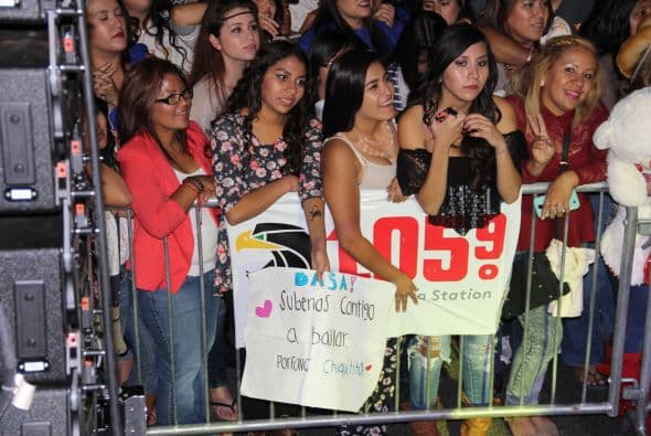 El Dasa revolucionó Phoenix con su voz y carisma, enloqueciendo a miles de fans que los esperaban ansiosas. El chulo causó furor con sus movimientos sexy y desafió seguridad para acercarse y bailar con sus consentidas.