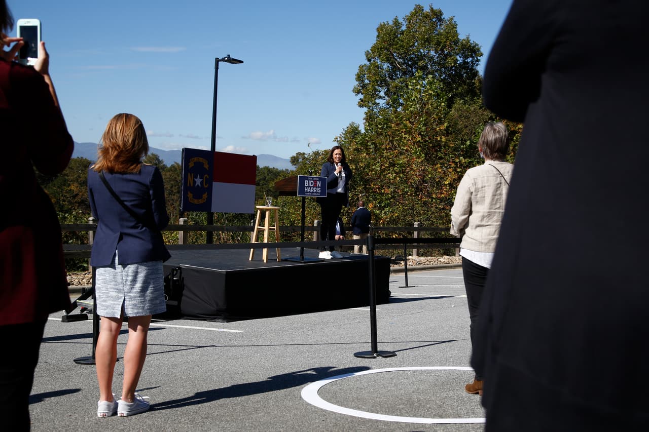 La candidata demócrata llegó al Aeropuerto Regional de Asheville a las 10:30 am, desde donde se dirigió a la sede de la Universidad de Carolina del Norte (UNCA) para reunirse con líderes locales.