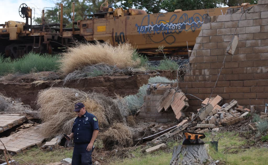 Muy cerca, en Palmdale, los deslaves dejaron escombros como amenaza.