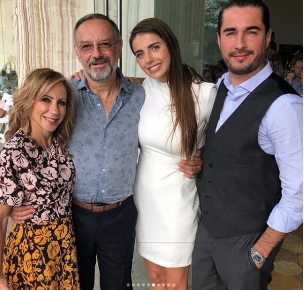 La guapa actriz reveló en sus redes sociales que al evento solo asistieron integrantes de su familia y un pequeño círculo de famosos amigos.