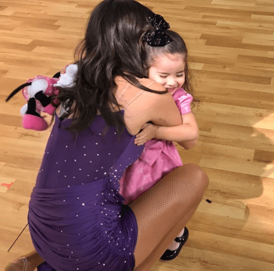 Su mayor recompensa, el abrazo de su pequeña Giulietta.