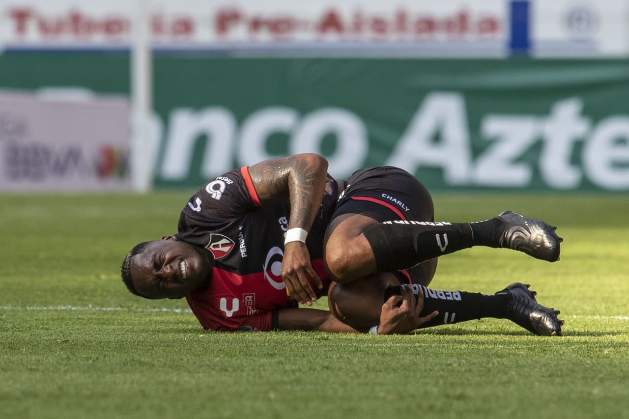 Renato Ibarra fue de los más golpeados del encuentro.