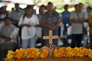 Familiares de los estudiantes desaparecidos en Iguala, frente a un altar en Ayotzinapa.