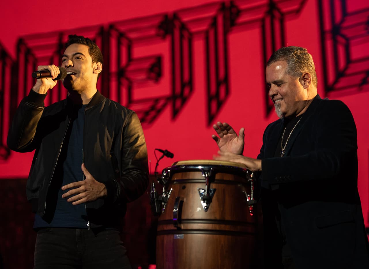 El cantante mexicano Carlos Rivera es el conductor de la entrega 19 de los premios Latin GRAMMY. ¿Cantará?