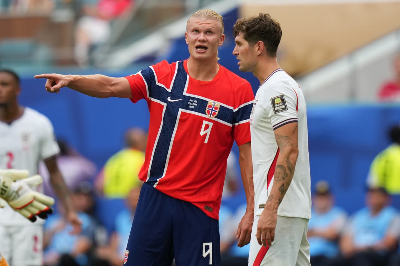 Erling Haaland, de Noruega (izquierda), hace un gesto junto a John Stones, de Inglaterra, durante el partido de cuartos de final de la Copa Mundial de Fútbol en Miami Gardens, Florida, el sábado 11 de julio de 2026.