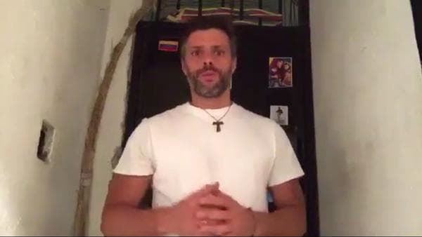 Leopoldo López, líder de la oposición venezolana, sigue en la cárcel y ahora se encuentra en huelga de hambre reclamando la liberación de los más de 70 presos políticos.