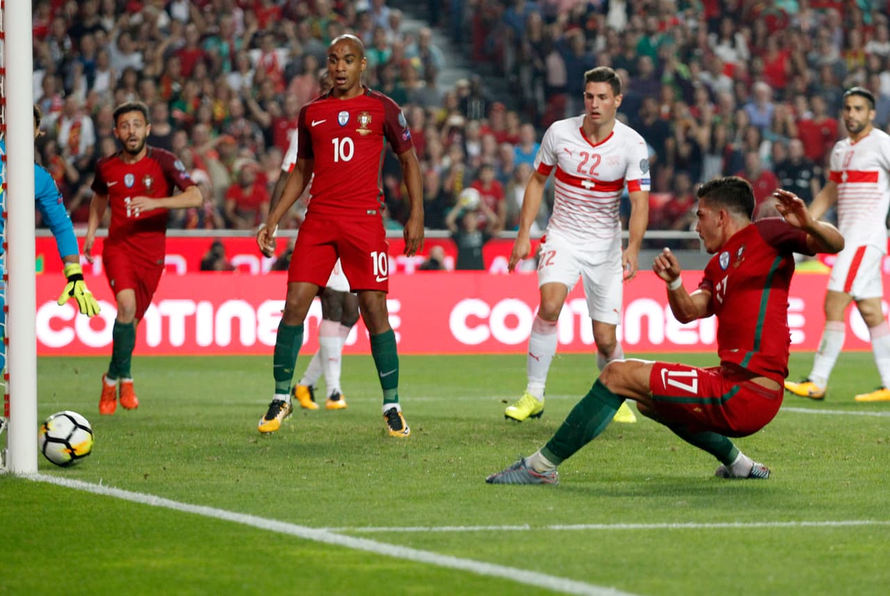 El balón cruzó el área y en le costado izquierdo llegó el delantero del A.C. Milan para controlar y de pierna zurda mandar la pelota al fondo.