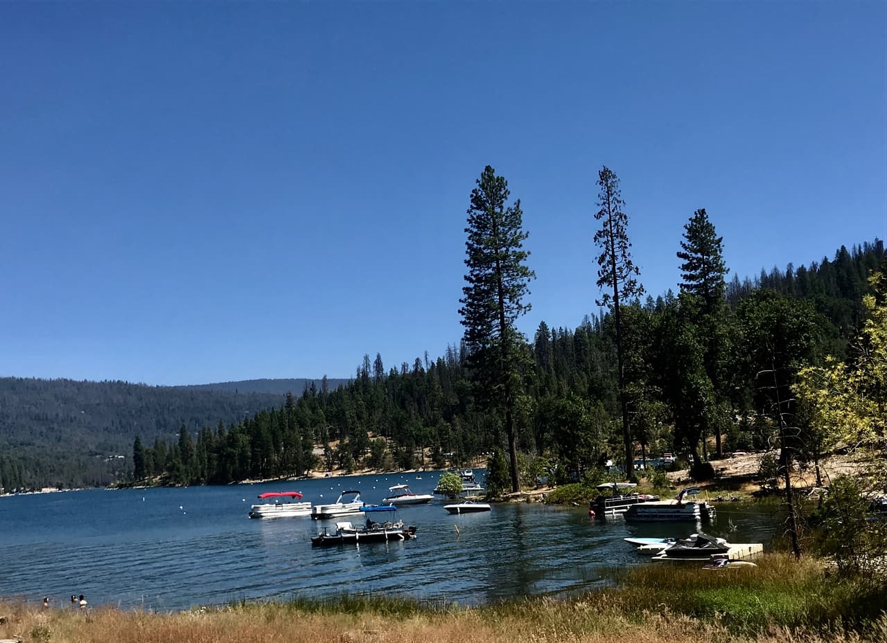 <b>El lago Bass está ubicado en el condado de Madera a 50 millas de Fresno</b>. Tiene 38 pies de profundidad y 14 millas de orilla, las cuales ofrecen una variedad de explanadas para pasar el día. 
<b>Cuenta con cinco terrenos especiales para camping con mesas y banquillos. Y <a href="https://www.millerslandingak.com/" target="_blank">Miller Landing</a> ofrece renta de botes, motos acuáticas y kayak. También puedes intentar con la pesca de salmon kokanee, trucha, róbalo, lobinas.</b>
<br>El acceso es totalmente libre y gratuito.