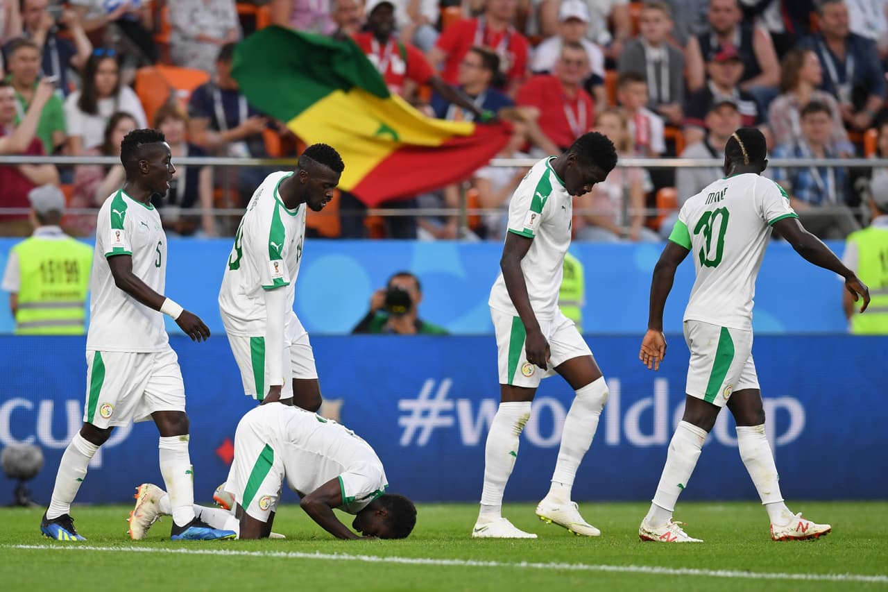 <b>SENEGAL </b>
<br>Aunque pueda resultar un poco injusta por la forma en que se dio -por el criterio de tarjetas de amonestación-, la eliminación de Senegal debe ser considerada una decepción. Fue el equipo más poderoso de África con una clasificación invicta, llegaba con Sadio Mané como la gran figura y estaba en un grupo a modo.
