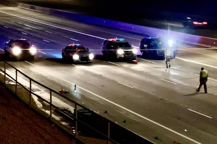 El cierre vial en Loop 101 a la altura de Ray Road, durante los trabajos tras el accidente.