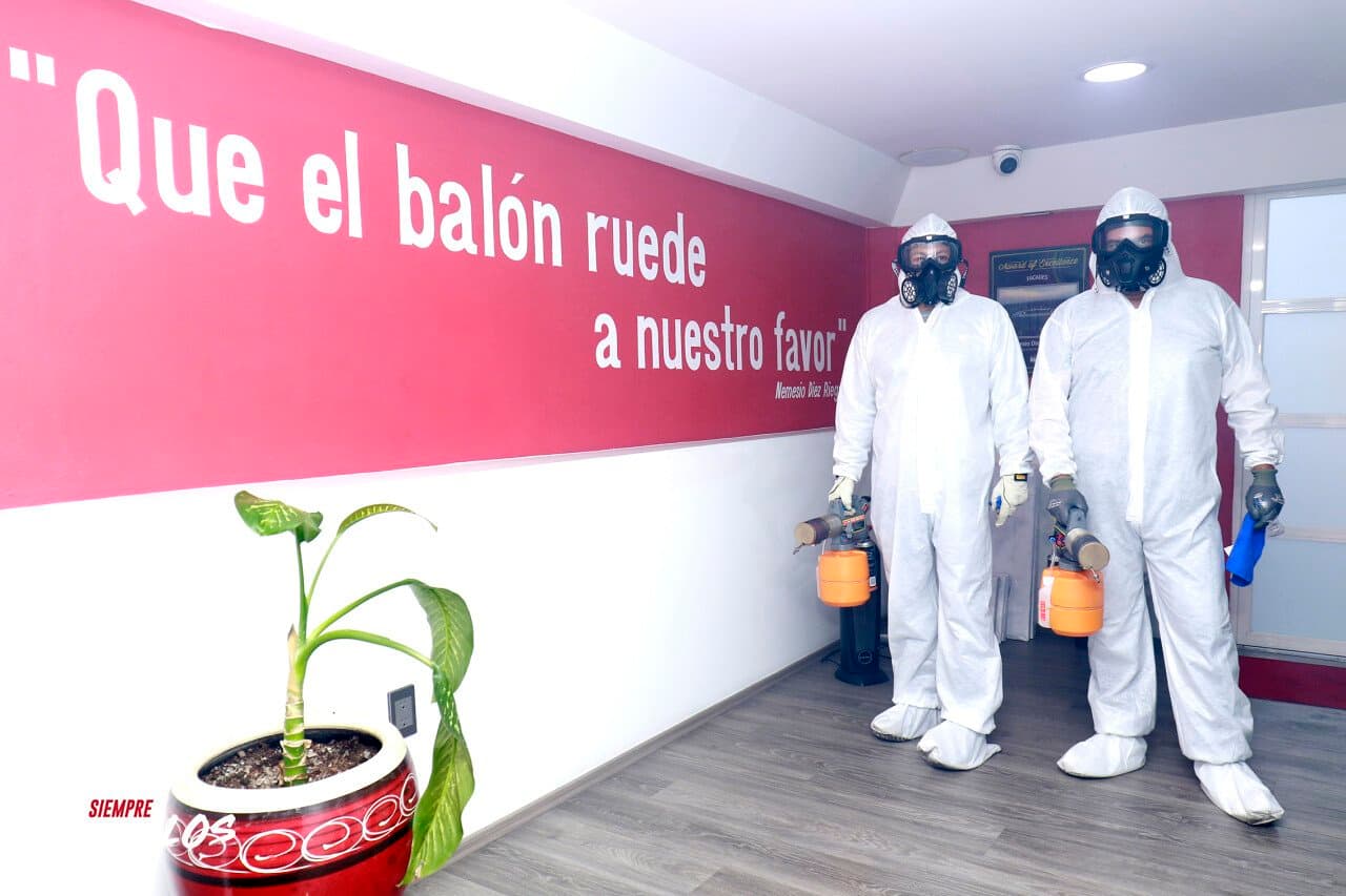 Así se llevan a cabo los protocolos de sanitización en el Estadio Nemesio Diez preparando el regreso del futbol mexicano.
