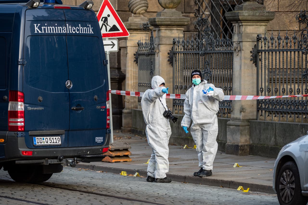 La colección incluía objetos recopilados durante cientos de años, indicó el gobernador de Sajonia, donde se encuentra Dresde. “No se robó solo a las Colecciones de Arte Estatal, sino a nosotros los sajones”, tuiteó Michael Kretschmer. “Uno no puede entender la historia de Sajonia sin la Bóveda Verde”.