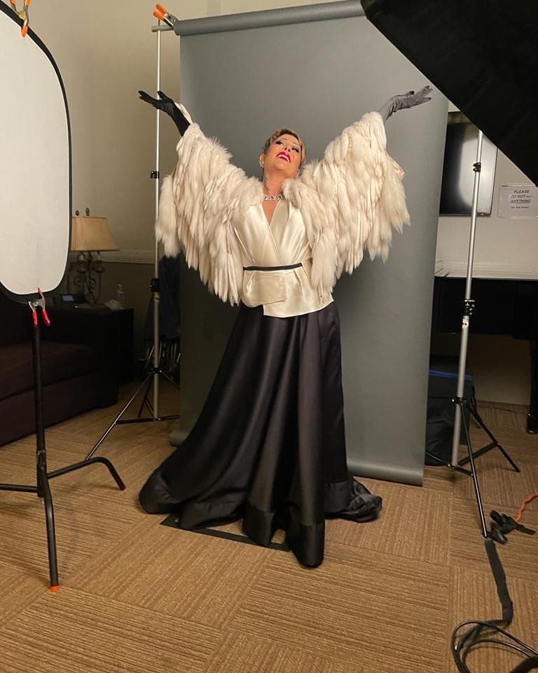 La cantante tiene una prótesis compuesta por dos piezas de titanio, una a cada lado de la cadera, y que se unen con el fémur de cada pierna.