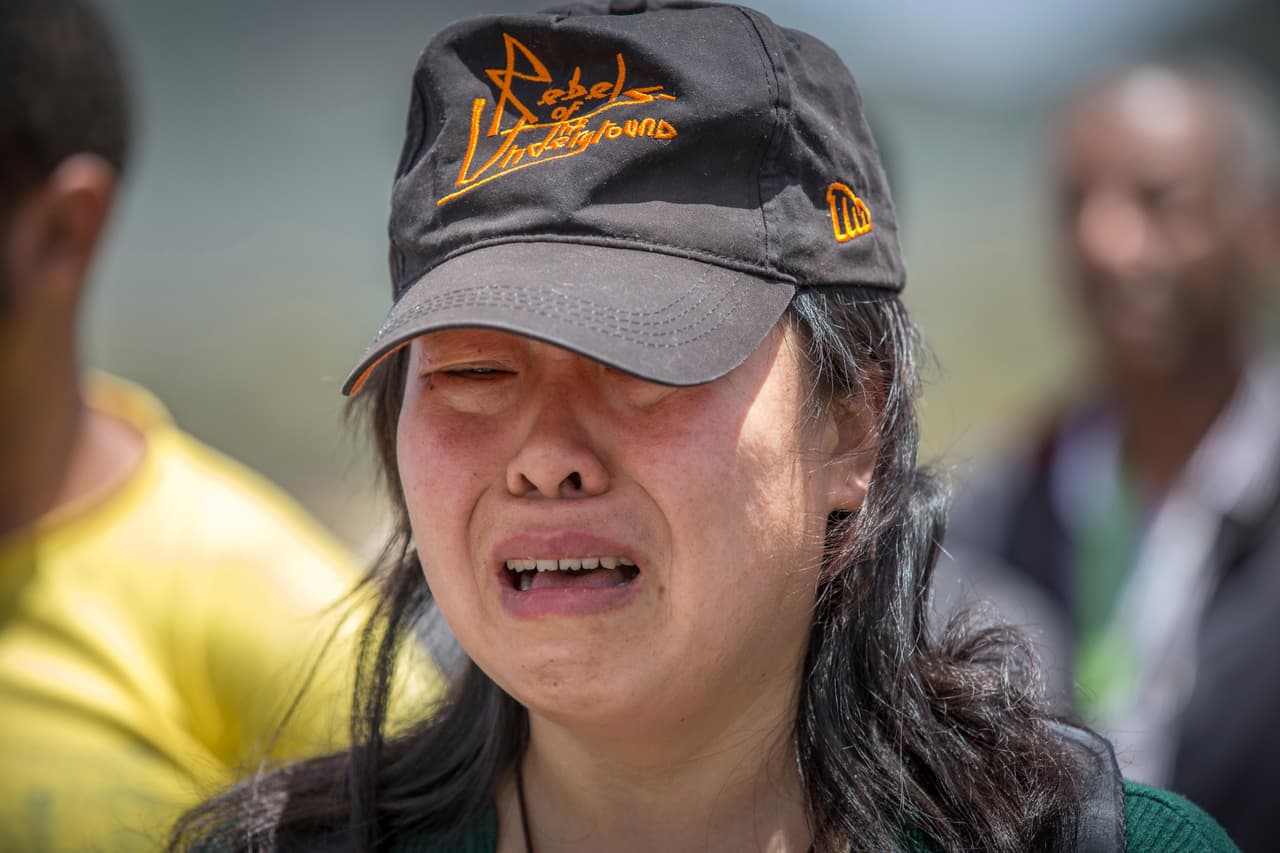 <a href="https://www.univision.com/noticias/mundo/mundo/imagenes-del-accidente-aereo-en-el-que-murieron-157-personas-de-35-nacionalidades-en-etiopia-fotos" target="_blank">Llanto, mucho llanto. </a> Mientras una excavadora se movía entre las pilas de escombros, los familiares despedían a sus muertos. El fuselaje de la aeronave estaba cubierto por un plástico azul.