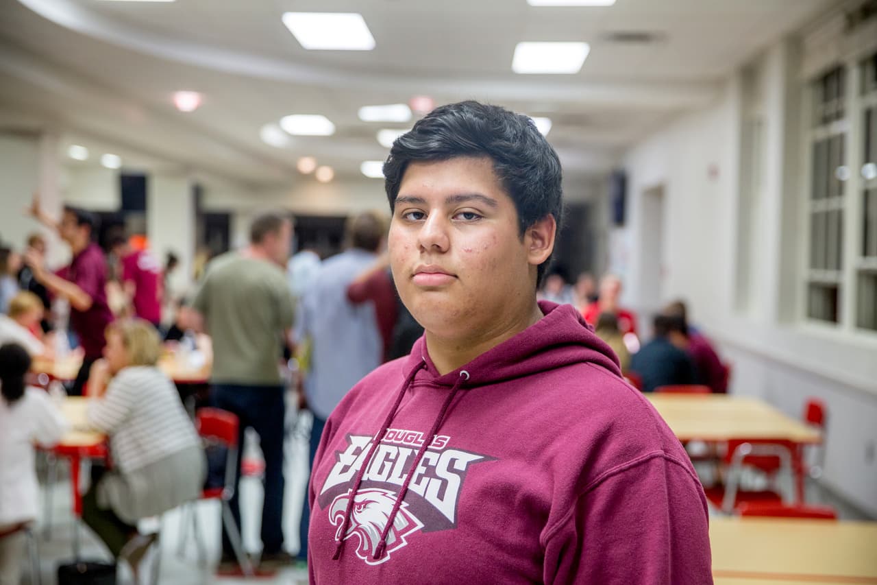 <b>José Iglesias</b>, estadounidense de ascendencia peruana, fue uno de los primeros en llegar a estacionamiento desde donde los estudiantes de la secundaria Stoneman Douglas salieron hacia Tallahasse a encarar a los legisladores del estado. Había casi tantos estudiantes como periodistas. Se abrazó con su familia, cargando con su mochila, su saco de dormir y un documento en mano. Era el permiso parental para poder hablar con los medios de comunicación pese a ser menor de edad. Y tanto que habló: “Ellos se oponen a lo que queremos, pero somos muchos, estamos de acuerdo y vamos lograr que se hagan los cambios”, dijo con esperanza. Todavía les queda mucho por cambiar.