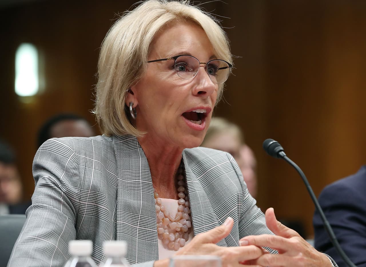Alguien desata el bote de 40 millones de dólares de Betsy DeVos de su muelle y lo deja a la deriva
