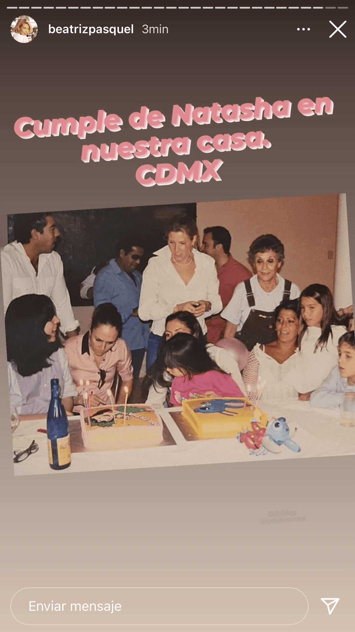 Esto ha provocado una fuerte división entre las familias Guzmán Pinal y los Moctezuma. Mientras algunos miembros del famoso clan han mostrado su apoyo a Enrique Guzmán, Frida Sofía
<b><a href="https://www.univision.com/famosos/beatriz-pasquel-madrastra-frida-sofia-desmiente-con-fotos-familiares-alejandra-guzman-fotos" target="_blank">ha encontrado solidaridad en su familia paterna. </a></b>
<br>