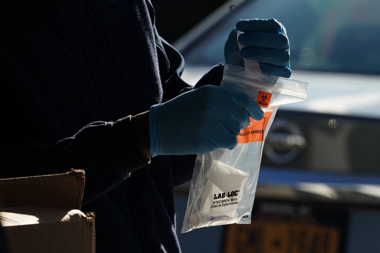 <b>Investiga sobre los sitios de prueba desconocidos: </b>si ves una carpa emergente, letreros genéricos o incluso letreros que usan un centro de pruebas conocido a nivel nacional, verifica si deberían estar allí. Pueden hacerse pasar por un laboratorio acreditado
<b>.</b>
<br>