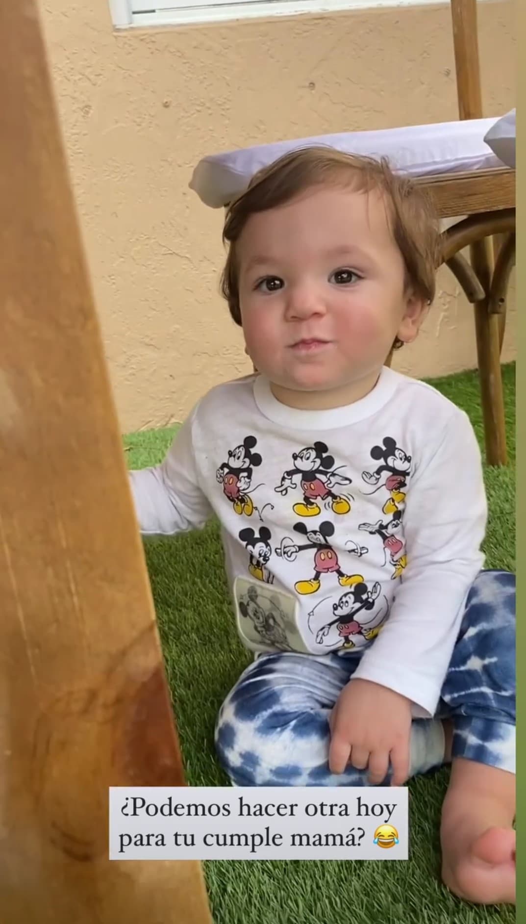 Todo indicaba que el pequeño quería seguir con los festejos, pero la pandemia por el covid-19 no lo permite, así que bastó con darle mucho amor a su mami.