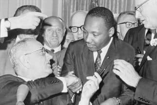 El presidente Lyndon Johnson estrecha la mano del clérigo y líder de los derechos civiles Martin Luther King en 1964.