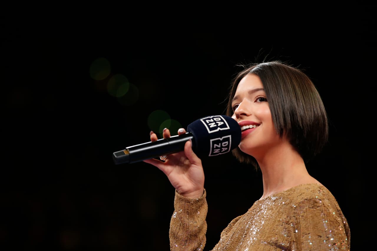 "Como cualquier otra presentación, tuve que practicar mucho la canción, ver la afinación y
<b><a href="https://www.univision.com/famosos/antes-de-que-el-canelo-ganara-angela-aguilar-dio-el-primer-nocaut-en-el-cuadrilatero-video" target="_blank">la letra correcta</a></b>", aseguró la intérprete de
<b><a href="https://www.youtube.com/watch?v=JuUt0Ej3B2Y" target="_blank">'Tu sangre en mi cuerpo'</a></b>.