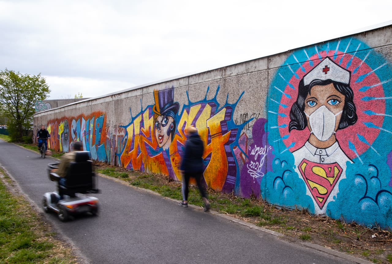 Una vez más, el logo de Superman o Superwoman aparecen relacionados en imágenes que evocan al personal sanitario. En este caso, en una obra del artista Kai 'Uzey' Wohlgemuth, que muestra a una enfermera con su gorro y mascarilla y el ícono de superhéroe en el pecho, en una pared de Hamm, en Alemania.