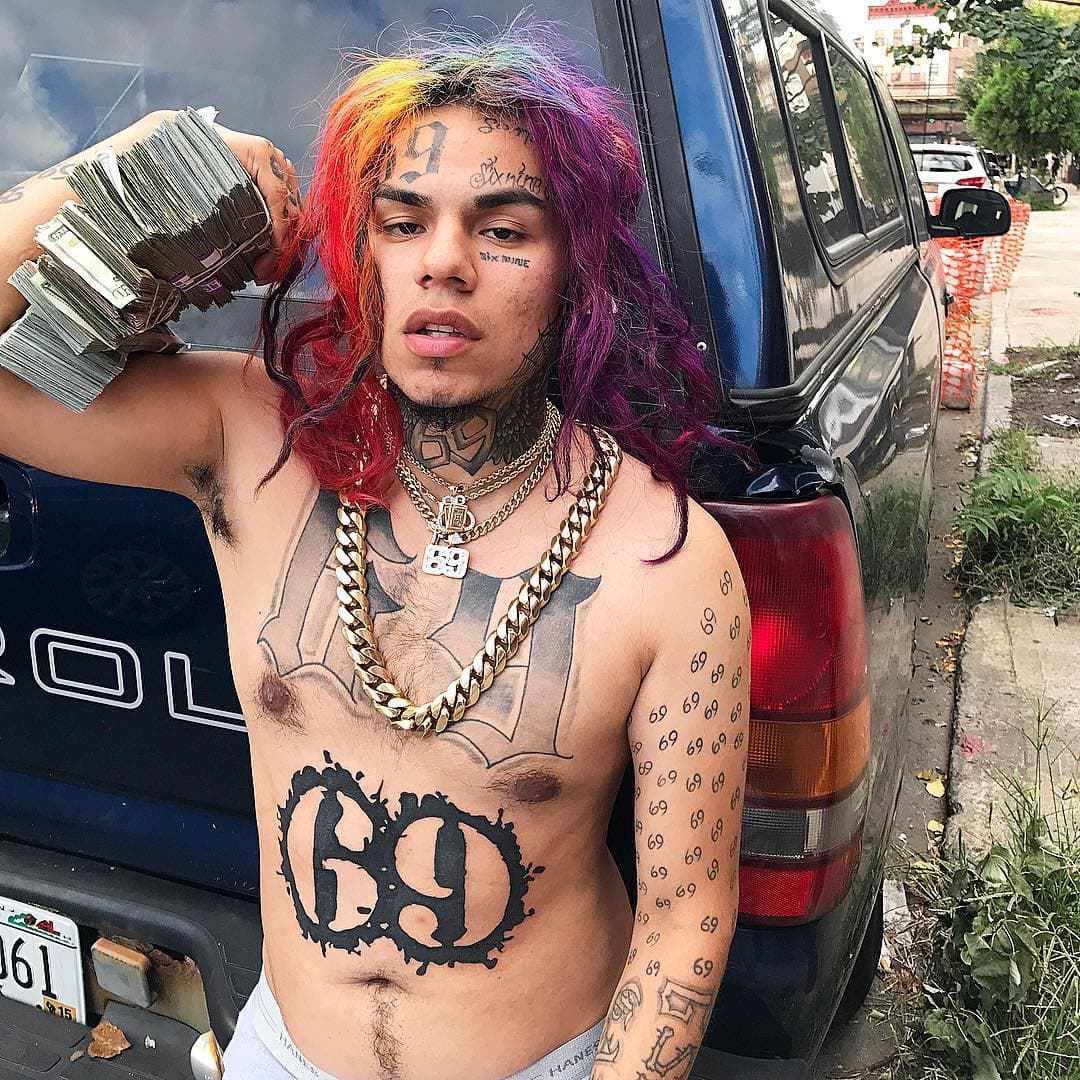 En medio de su proceso legal, 
<b><a href="https://www.tmz.com/2019/10/10/tekashi-6ix9ine-million-dollar-record-deal-prison/" target="_blank">TMZ</a></b> dio a conocer en octubre pasado que el rapero cerró un contrato por más de 
<b><a href="https://www.univision.com/famosos/tekashi-6ix9ine-aun-no-sale-de-prision-y-ya-firmo-un-contrato-millonario-para-cuando-sea-libre-fotos" target="_blank">10 millones de dólares</a></b>
<a href="https://www.univision.com/famosos/tekashi-6ix9ine-aun-no-sale-de-prision-y-ya-firmo-un-contrato-millonario-para-cuando-sea-libre-fotos" target="_blank"> </a>con su antigua disquera, 10K Projects, para publicar dos discos al salir de prisión, uno en inglés y otro en español. Al momento de informarse acerca de la sentencia definitiva, se desconocían detalles de cómo se desarrollará este plan.
<br>
