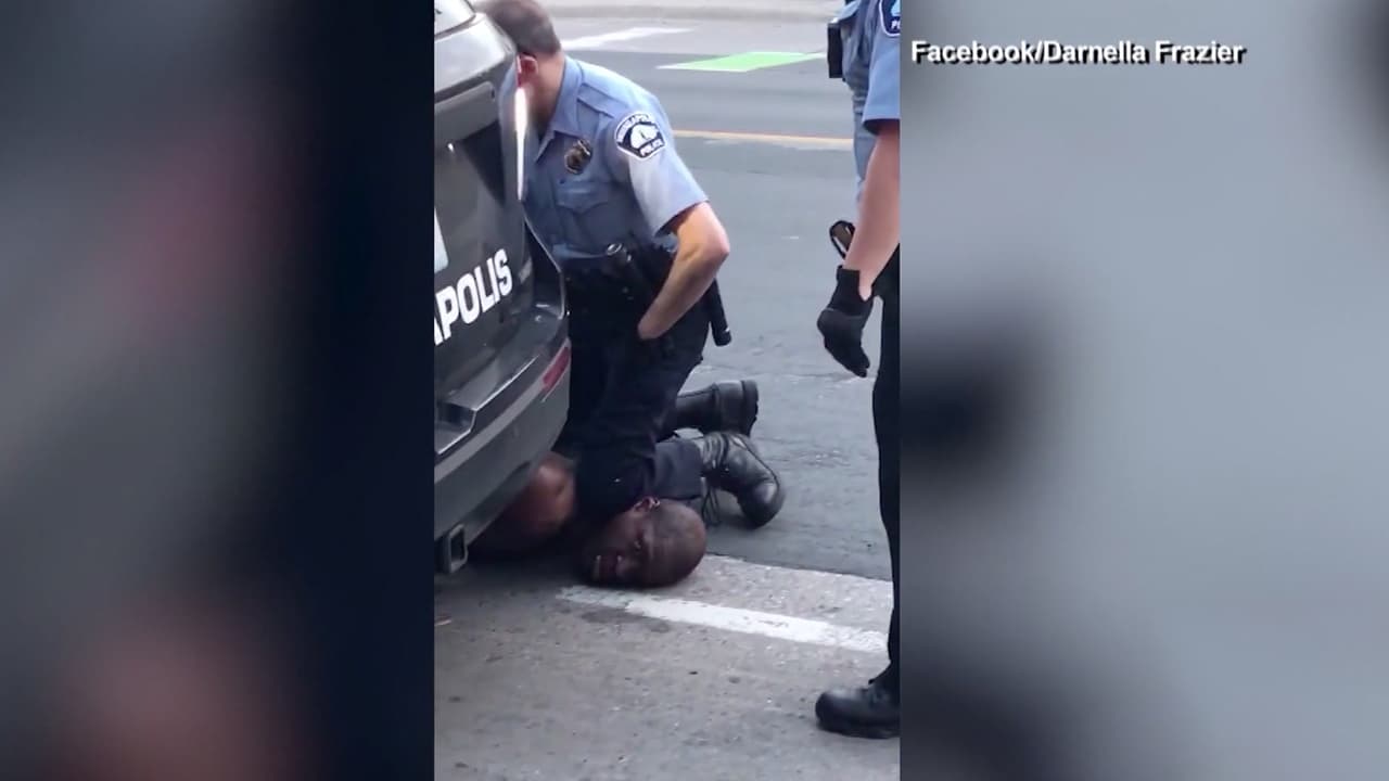 El siguiente video, que se ha hecho viral, muestra cuando el policía le pone en la rodilla en el cuello, después de tenerlo sometido.