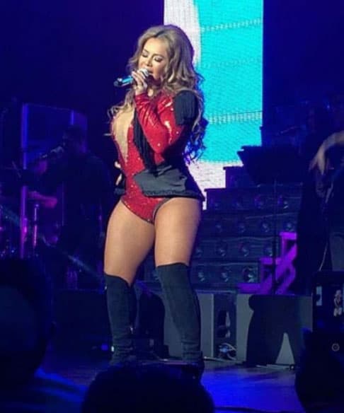 Chiquis Rivera presumiendo sus muslos en bello outfit sobre el escenario